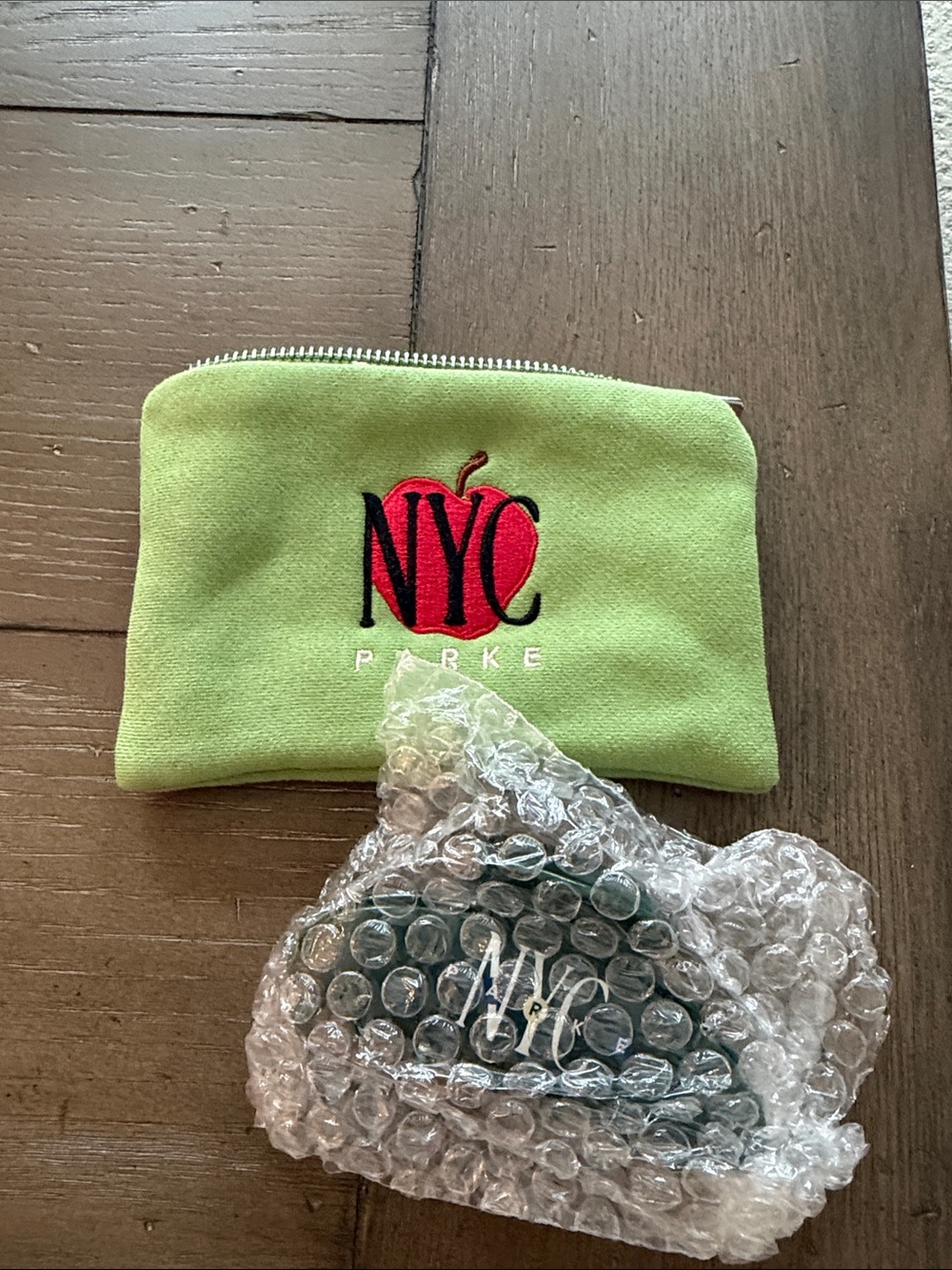 Parke NWT New York pop up NYC Green Claw Clip & Pouch with NY Apple - Picture 5 of 5